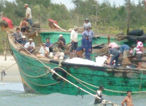 Hàng ngàn tàu cá bị `giam` do cửa biển bồi lấp