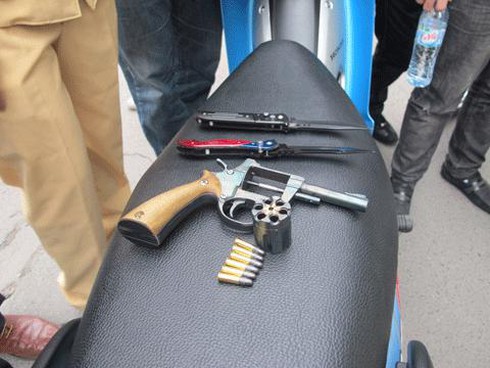 Trang bị súng, dao găm đi chơi Tết