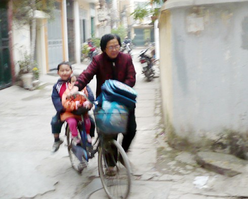 Học sinh Thủ đô ‘cơm nắm muối vừng’ đến trường cho kịp giờ