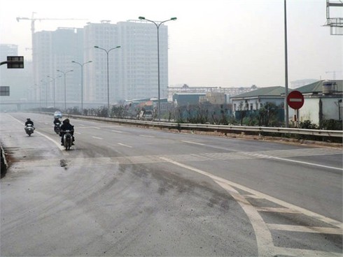 Cấm đường Pháp Vân – Cầu Giẽ: Xe máy vẫn vô tư vi phạm