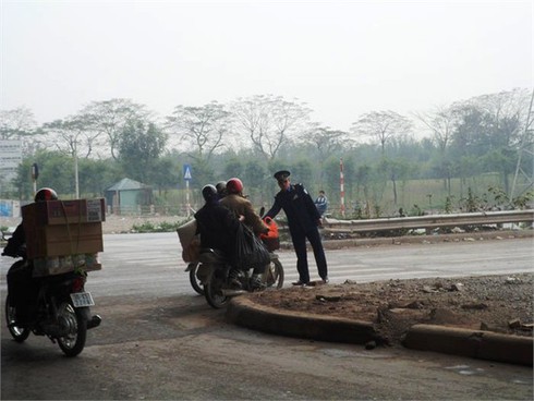 Cấm đường Pháp Vân – Cầu Giẽ: Xe máy vẫn vô tư vi phạm