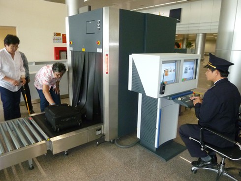 Xem chó nghiệp vụ `săn` ma tuý ở sân bay Đà Nẵng