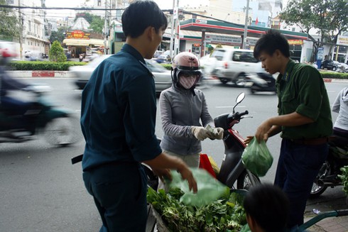 Chiến sĩ trẻ bán rau xanh giữa phố
