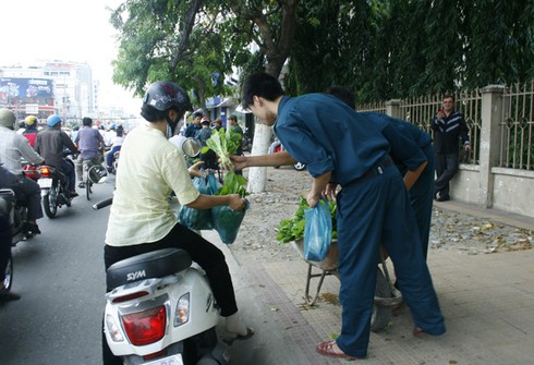 Chiến sĩ trẻ bán rau xanh giữa phố