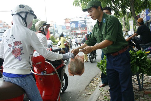 Chiến sĩ trẻ bán rau xanh giữa phố