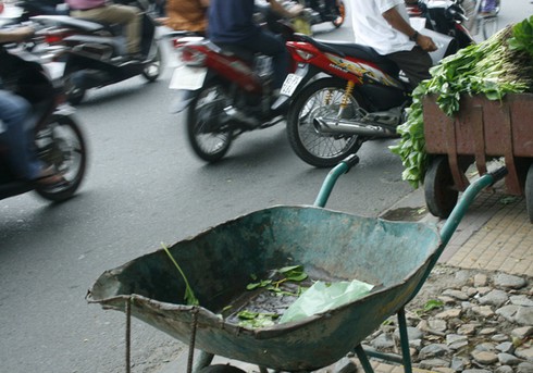 Chiến sĩ trẻ bán rau xanh giữa phố