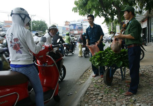 Chiến sĩ trẻ bán rau xanh giữa phố