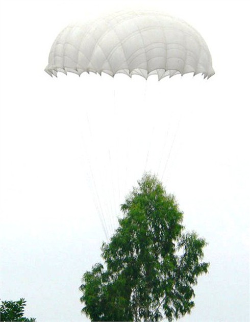 Xem các `nữ biệt kích` dù Hà Nội luyện tập đổ bộ đường không