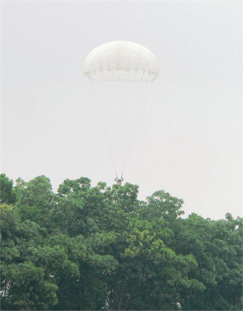 Xem các `nữ biệt kích` dù Hà Nội luyện tập đổ bộ đường không