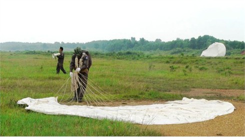 Xem các `nữ biệt kích` dù Hà Nội luyện tập đổ bộ đường không