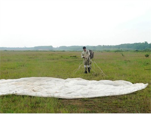 Xem các `nữ biệt kích` dù Hà Nội luyện tập đổ bộ đường không