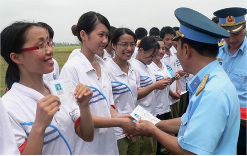 Xem các `nữ biệt kích` dù Hà Nội luyện tập đổ bộ đường không