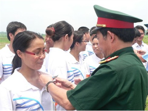 Xem các `nữ biệt kích` dù Hà Nội luyện tập đổ bộ đường không