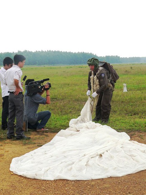 Xem các `nữ biệt kích` dù Hà Nội luyện tập đổ bộ đường không