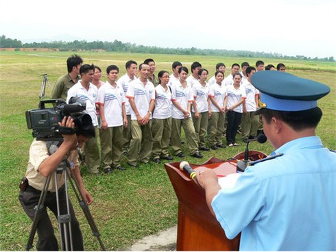 Xem các `nữ biệt kích` dù Hà Nội luyện tập đổ bộ đường không