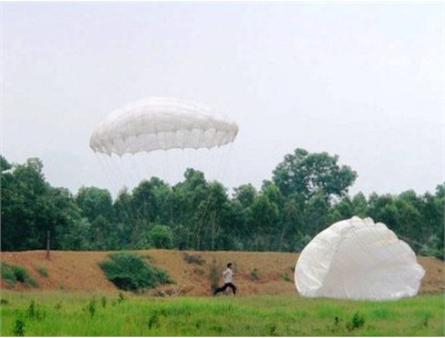 Xem `nữ biệt kích` dù Hà Nội luyện tập đổ bộ đường không