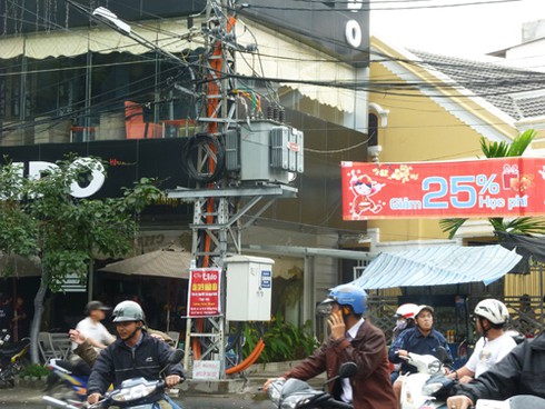 Đà Nẵng: Tháo biển quảng cáo làm nổ trạm biến áp