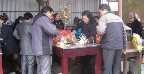 Người Hà Nội chen chân đi lễ Phủ Tây Hồ