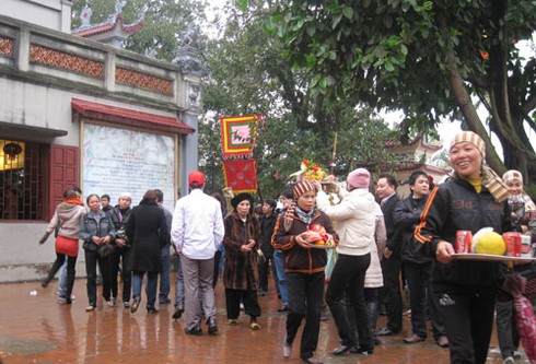 Người Hà Nội chen chân đi lễ Phủ Tây Hồ