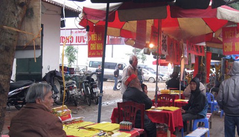 Người Hà Nội chen chân đi lễ Phủ Tây Hồ