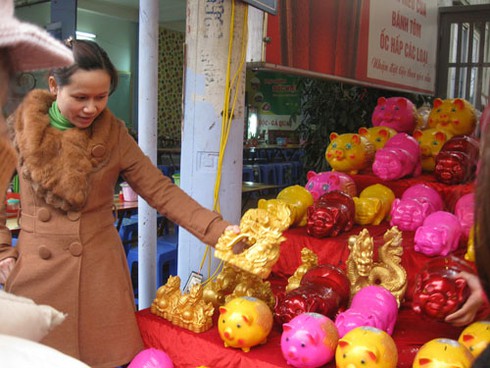 Người Hà Nội chen chân đi lễ Phủ Tây Hồ