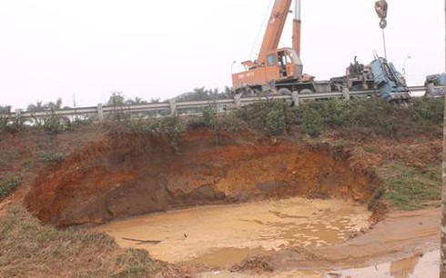 Lụt cầu chui Đại lộ Thăng Long vì vỡ ống nước