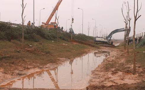 Lụt cầu chui Đại lộ Thăng Long vì vỡ ống nước