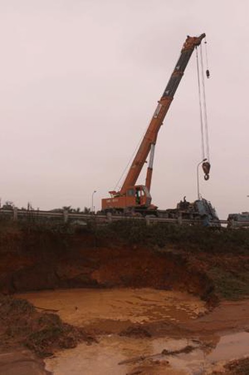 Lụt cầu chui Đại lộ Thăng Long vì vỡ ống nước