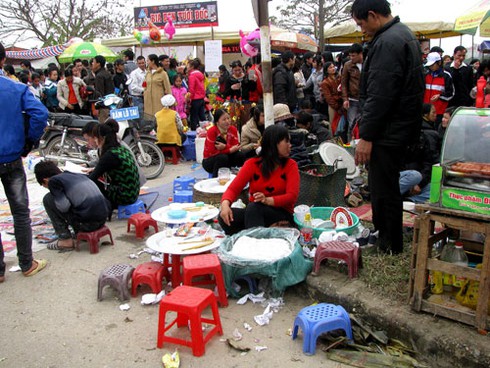 Quan họ vẫn `ngả nón hứng tiền` ở hội Lim