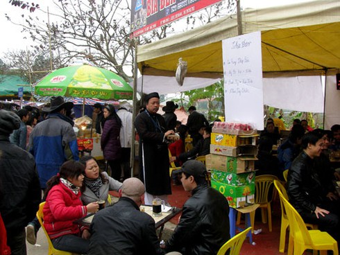 Quan họ vẫn `ngả nón hứng tiền` ở hội Lim