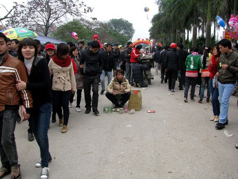 Quan họ vẫn `ngả nón hứng tiền` ở hội Lim