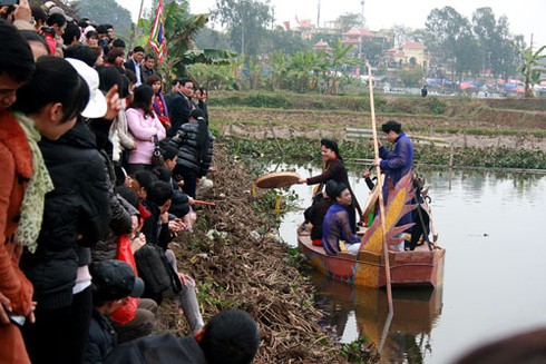 Quan họ vẫn `ngả nón hứng tiền` ở hội Lim