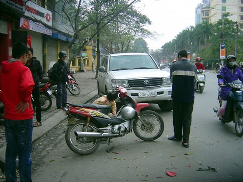 Ô tô “điên” gây tai nạn liên hoàn trên phố Cát Linh