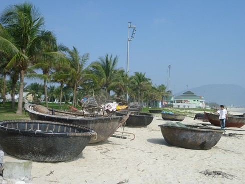 Thuyền thúng `xâm chiếm` Công viên Biển Đông