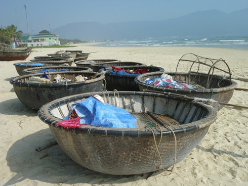 Thuyền thúng `xâm chiếm` Công viên Biển Đông