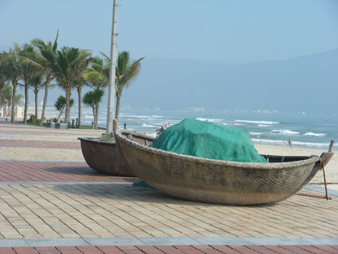 Thuyền thúng `xâm chiếm` Công viên Biển Đông