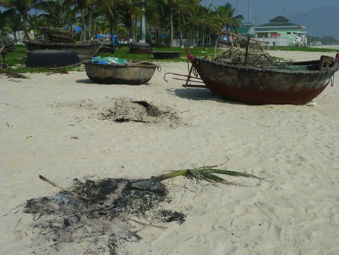 Thuyền thúng `xâm chiếm` Công viên Biển Đông