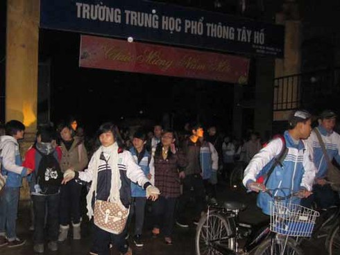 Hà Nội lại đổi giờ vào 13/2