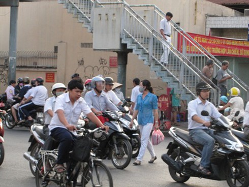 TP.HCM: Có nên xây thêm cầu vượt bộ hành?