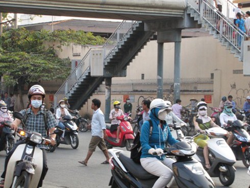 TP.HCM: Có nên xây thêm cầu vượt bộ hành?