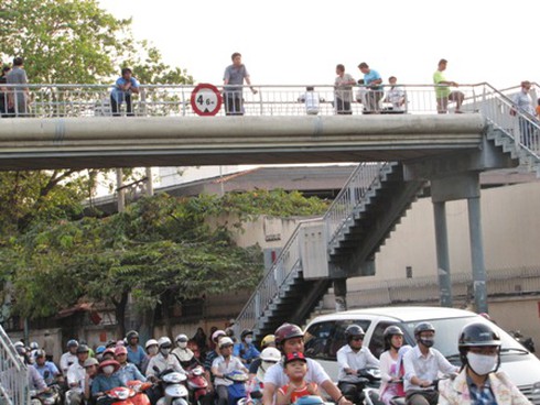 TP.HCM: Có nên xây thêm cầu vượt bộ hành?