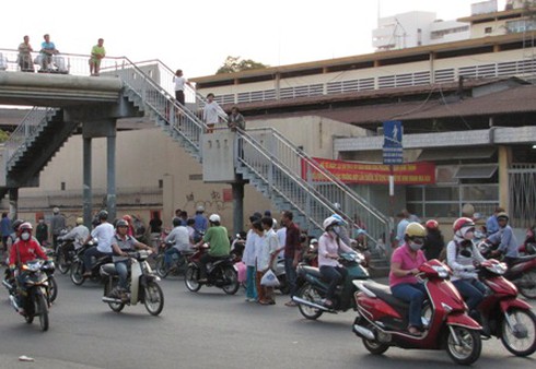TP.HCM: Có nên xây thêm cầu vượt bộ hành?