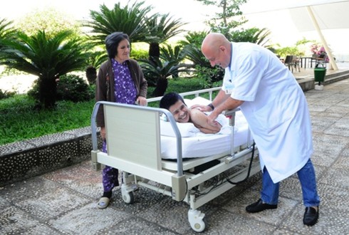 Người cắt bỏ khối u khổng lồ đã đi lại được