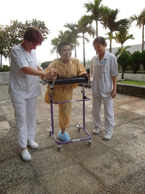 Người cắt bỏ khối u khổng lồ đã đi lại được