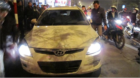 Hà Nội: Xe “điên” kéo rê xe máy 2km trong đêm