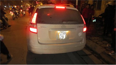 Hà Nội: Xe “điên” kéo rê xe máy 2km trong đêm