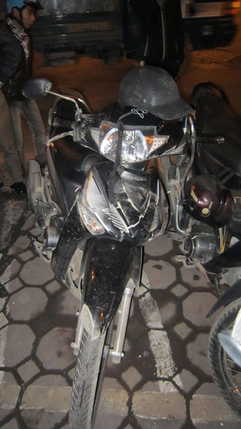 Hà Nội: Xe “điên” kéo rê xe máy 2km trong đêm