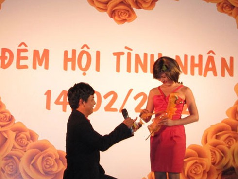 Đức Thịnh quỳ gối cầu hôn Thanh Thúy