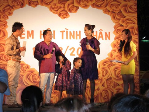 Đức Thịnh quỳ gối cầu hôn Thanh Thúy