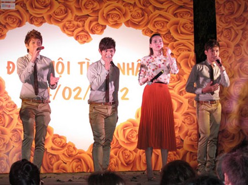 Đức Thịnh quỳ gối cầu hôn Thanh Thúy